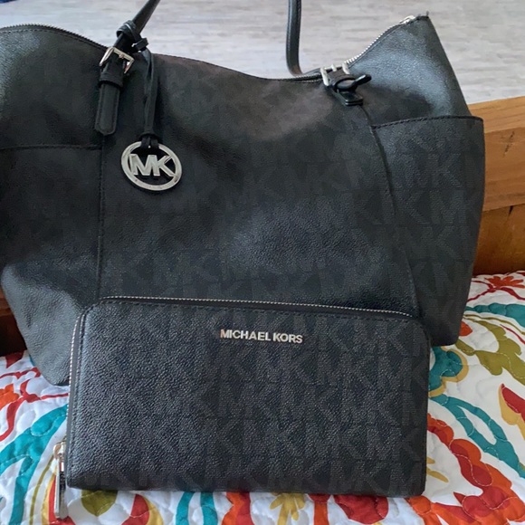 Michael Kors hand bag and wallet - Picture 2 of 3